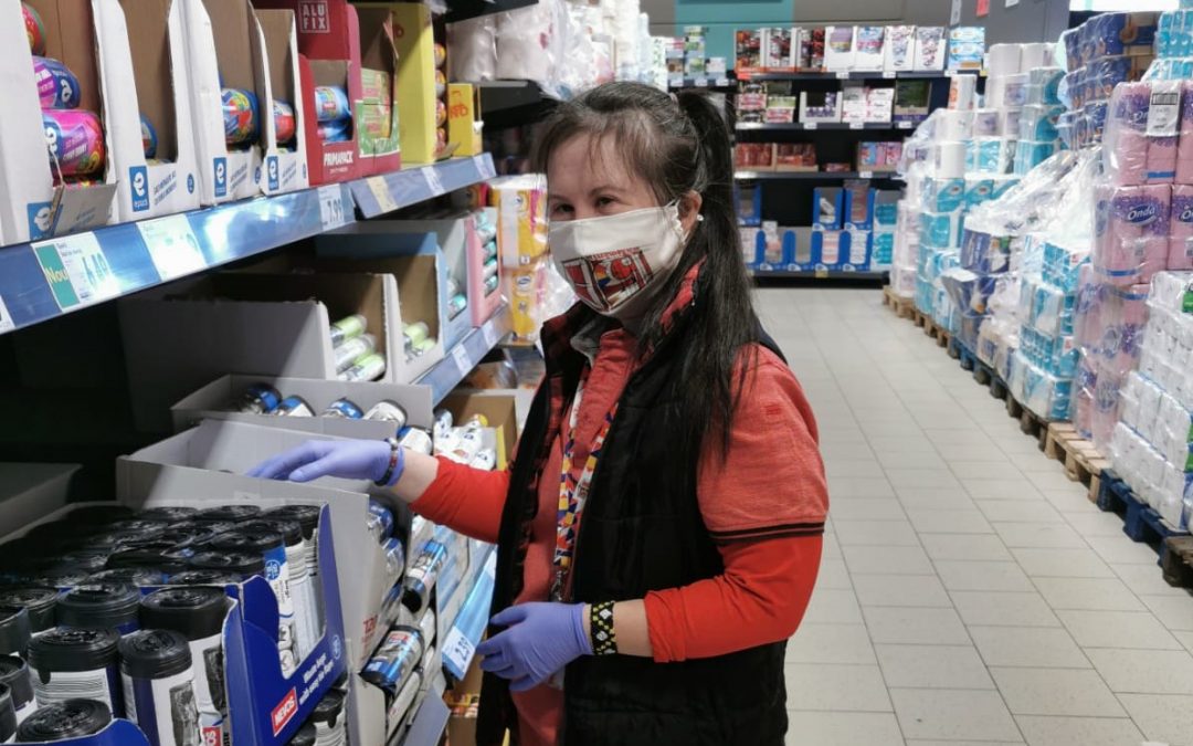 Raluca, angajata cu Sindrom Down de la hipermarketul din Cluj